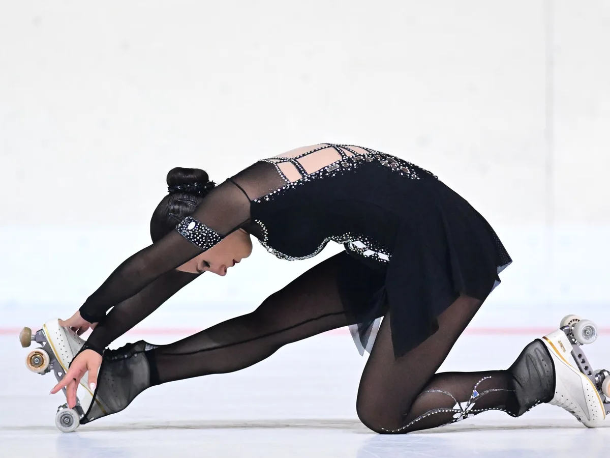 Atleta agonista della Skating Academy durante un elemento tecnico
