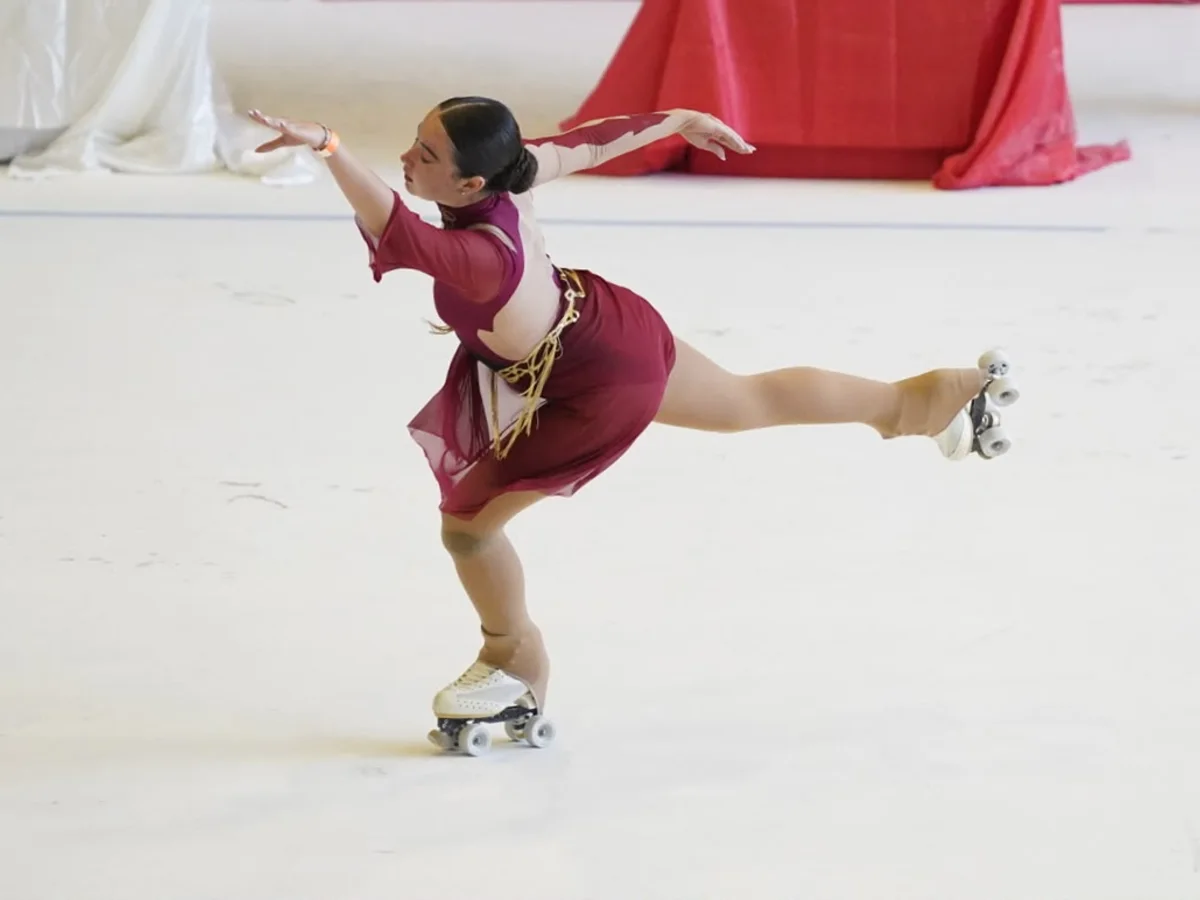 Atleta della Skating Academy durante un esercizio di gara
